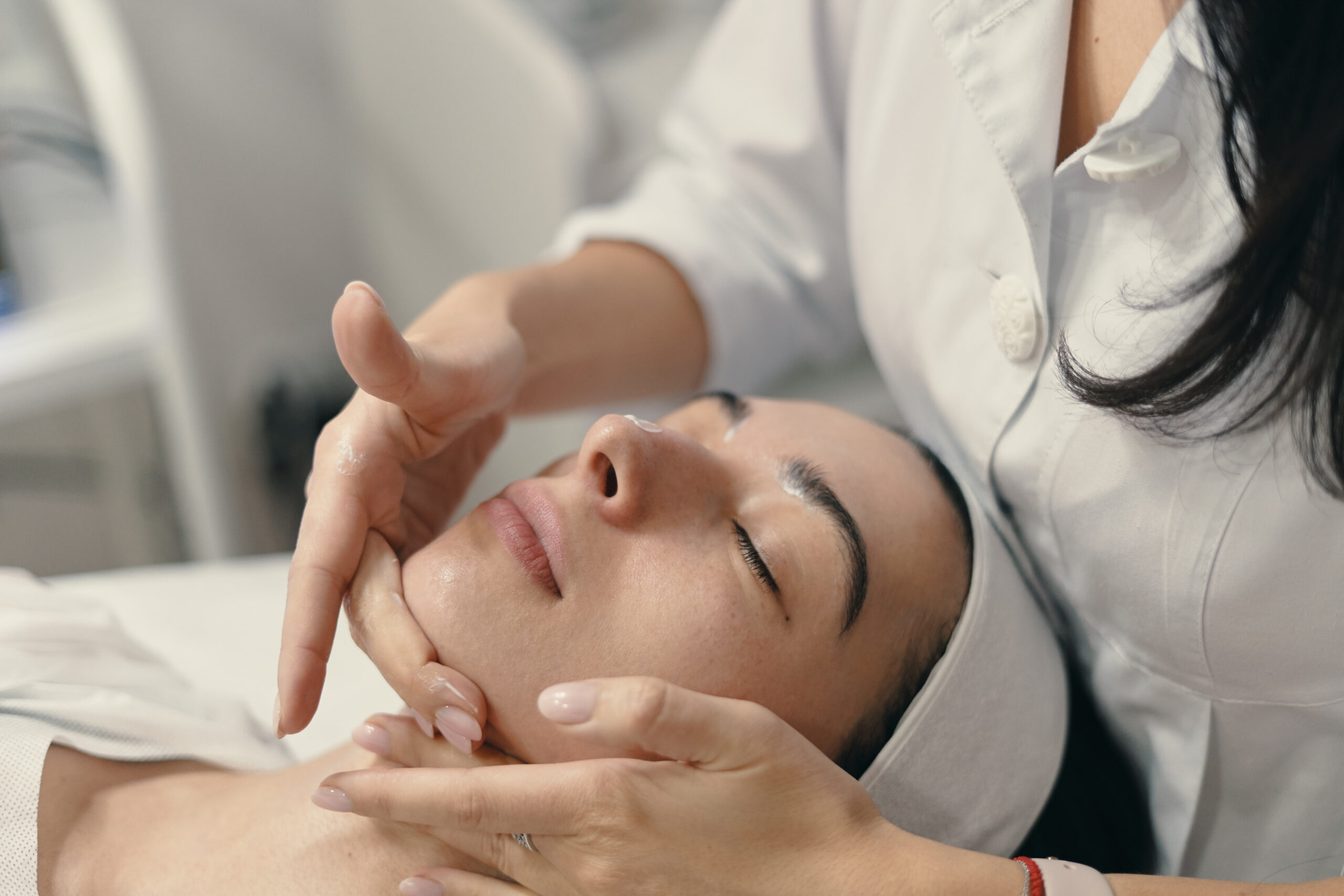Otra mujer haciendo se la dermatología estética en Pamplona
